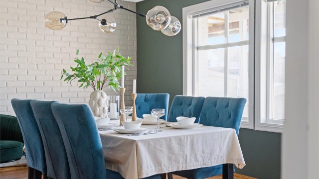 I denne etasjen er det spisestue, kjøkken og bad.