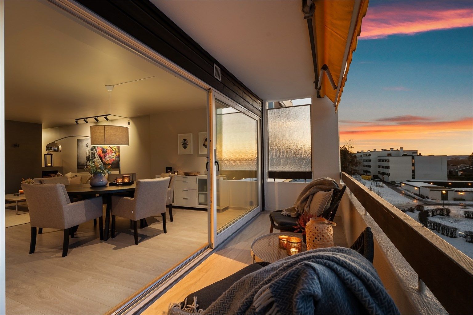 Usjenert 11 kvm vestvendt balkong med skyvedør. Her kan en nyte solen fra tidlig ettermiddag helt frem til solnedgang