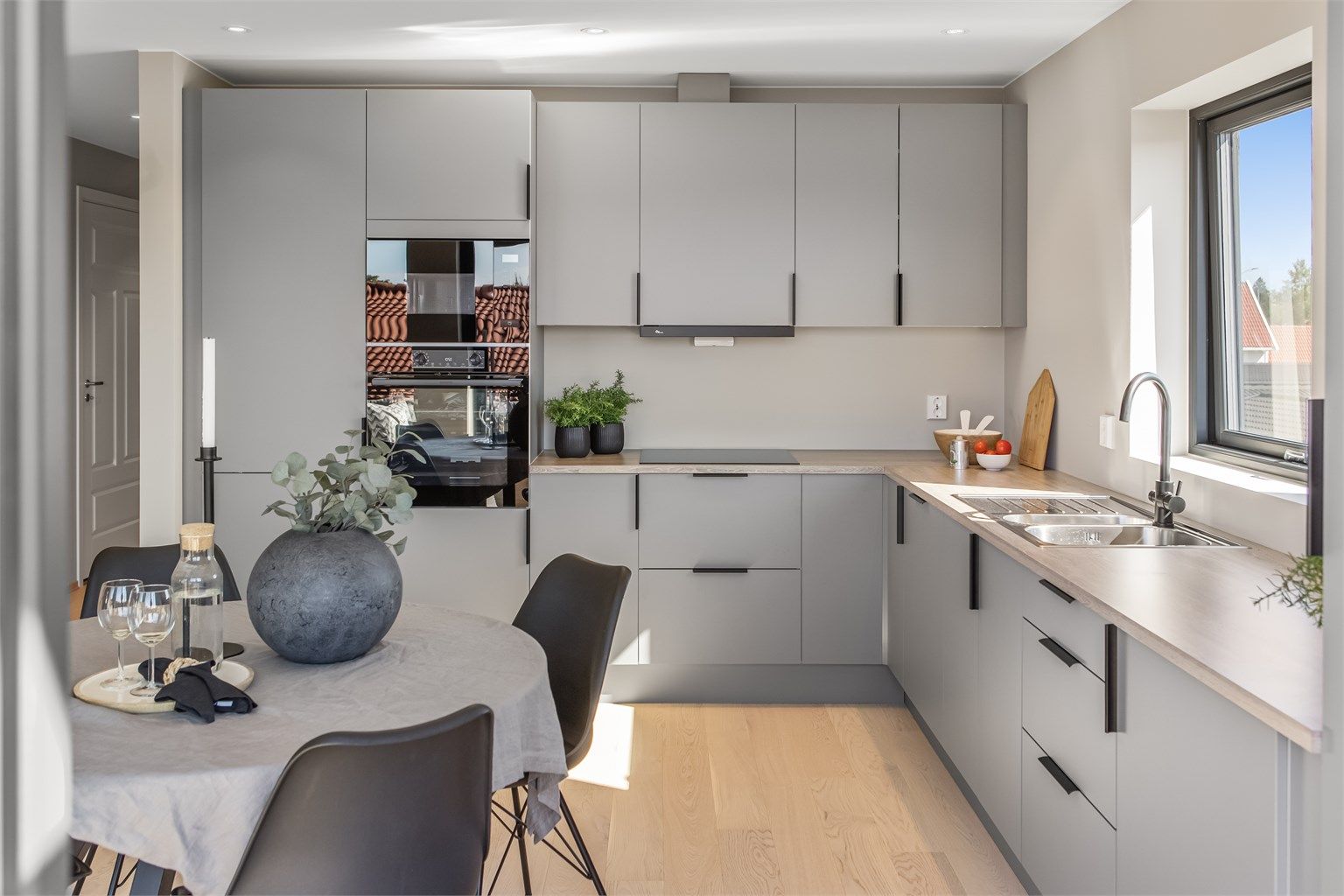 Praktisk og godt innredet kjøkken med god skap- og benkeplass