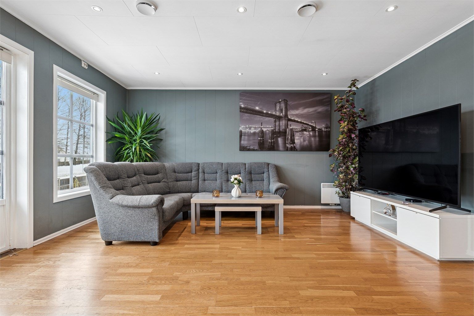 Stue og kjøkken har en åpen og trivelig løsning med gode møbleringsmuligheter.