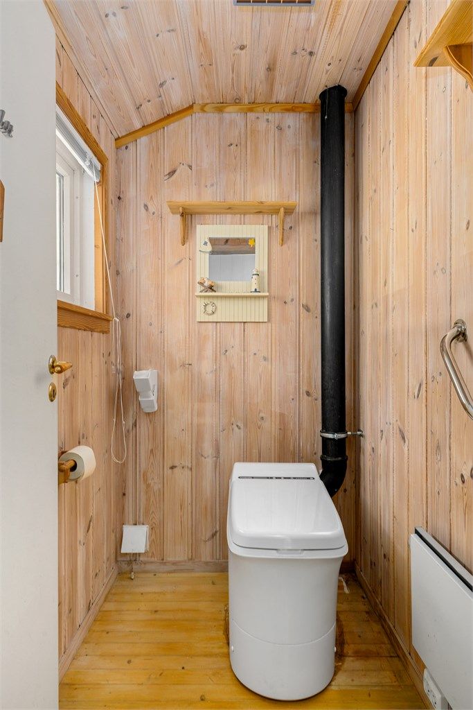 Forbrenningstoalettet er praktisk og enkelt i bruk.