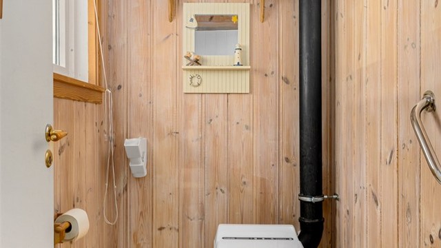 Forbrenningstoalettet er praktisk og enkelt i bruk.