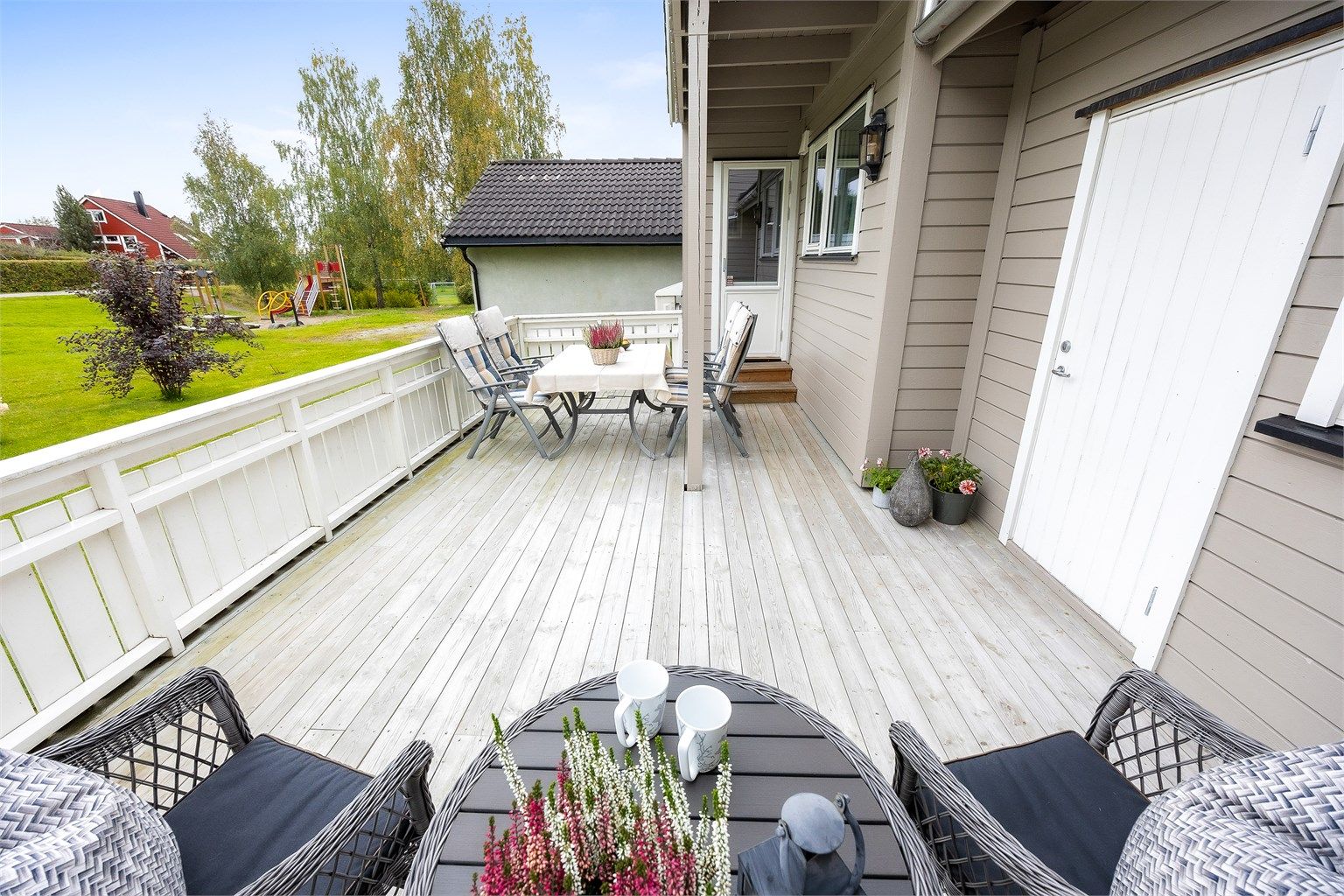 Romslig terrasse med utsikt mot fellesarealene.