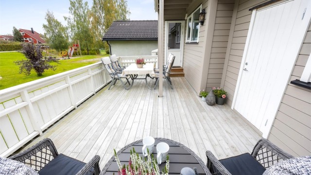 Romslig terrasse med utsikt mot fellesarealene.