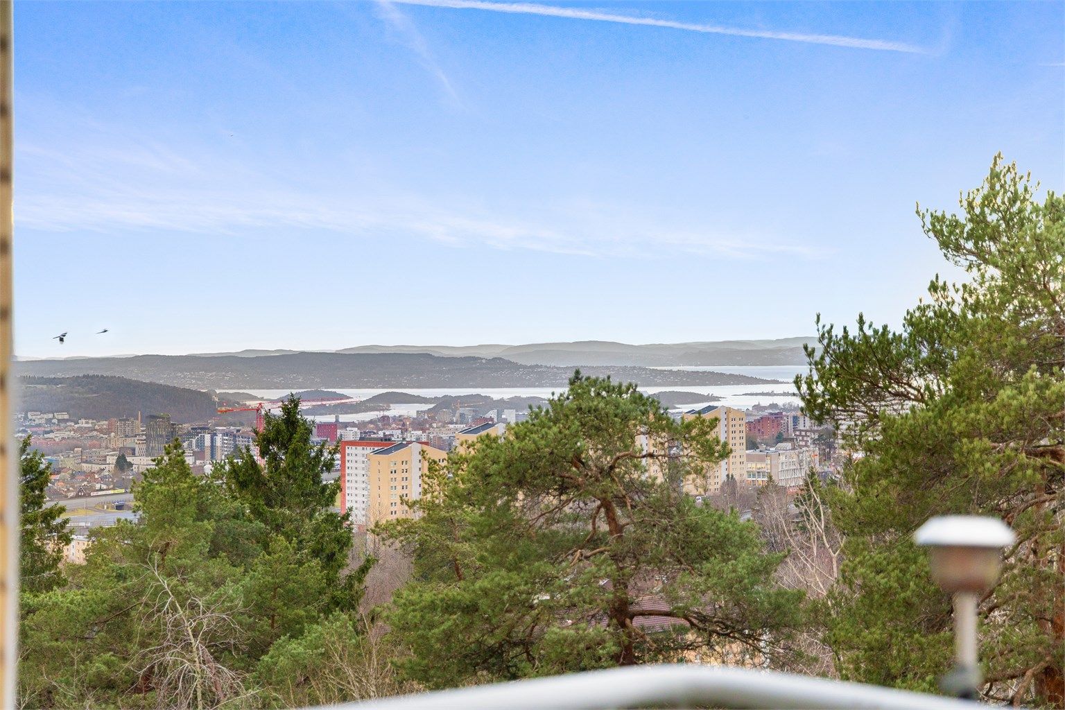 Spennende, lys og gjennomgående 4R topp/ende-leilighet med rå utsikt og fullspekket med muligheter!