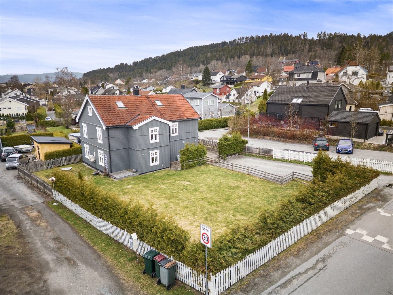 God plass til parkering på gårdsplassen