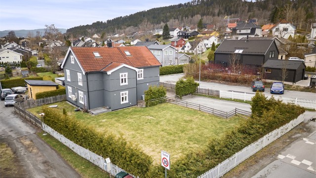 God plass til parkering på gårdsplassen