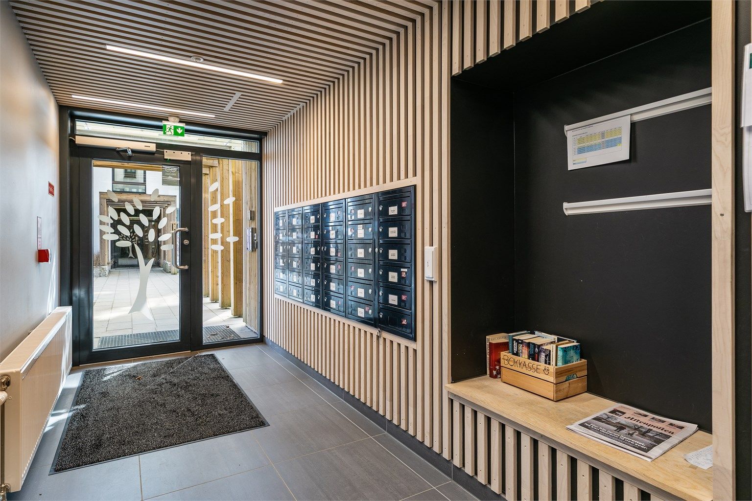 Heis i bygget gir enkel og komfortabel adkomst til alle etasjer og til garasjeanlegget kjelleren.