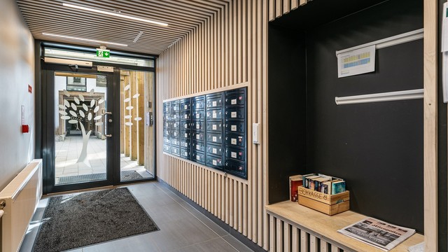 Heis i bygget gir enkel og komfortabel adkomst til alle etasjer og til garasjeanlegget kjelleren.