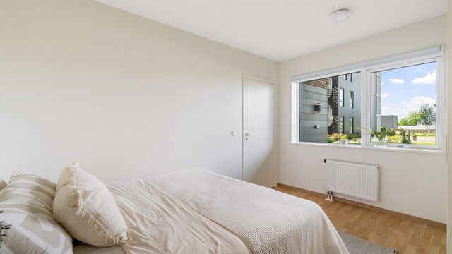 Hovedsoverommet varmes effektivt opp med radiatorer tilknyttet fjernvarme.