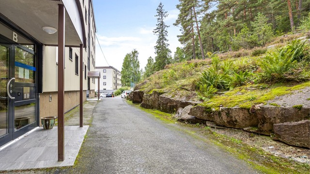 Felles overbygget inngangsparti med videre trappeadkomst til leiligheten. Leiligheten ligger i en høy 1. etasje.