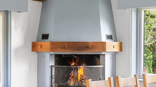 Peisen er et av boligens fem ildsteder, og gir både varme og hygge.