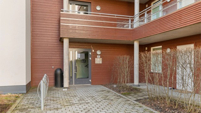 Leiligheten ligger i 1. etasje og har heis som gir enkel adkomst direkte fra garasje.