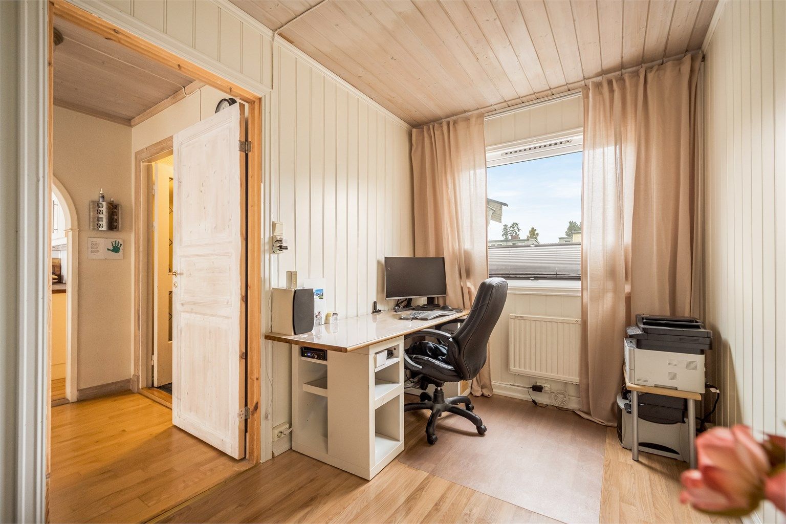 Soverom i første etasje innredet med arbeidsplass.