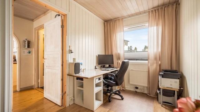 Soverom i første etasje innredet med arbeidsplass.