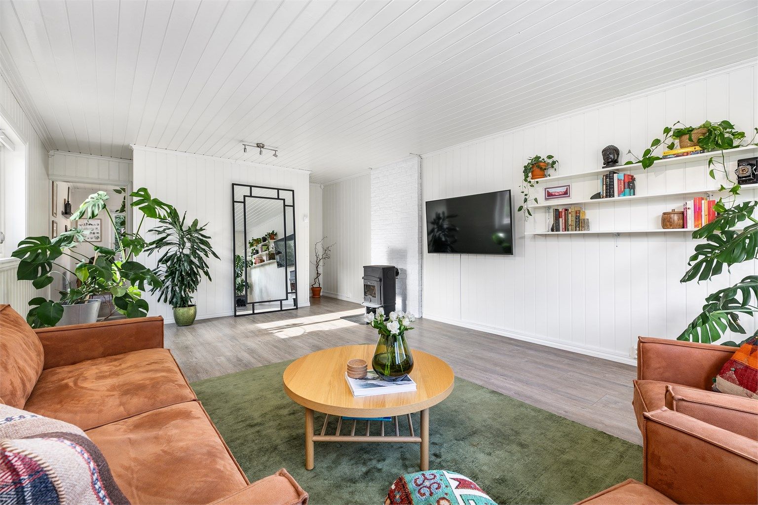 I første etasje er det god plass til familiens felles opphold både i stuen og på kjøkkenet i motsatt ende.