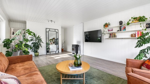 I første etasje er det god plass til familiens felles opphold både i stuen og på kjøkkenet i motsatt ende.