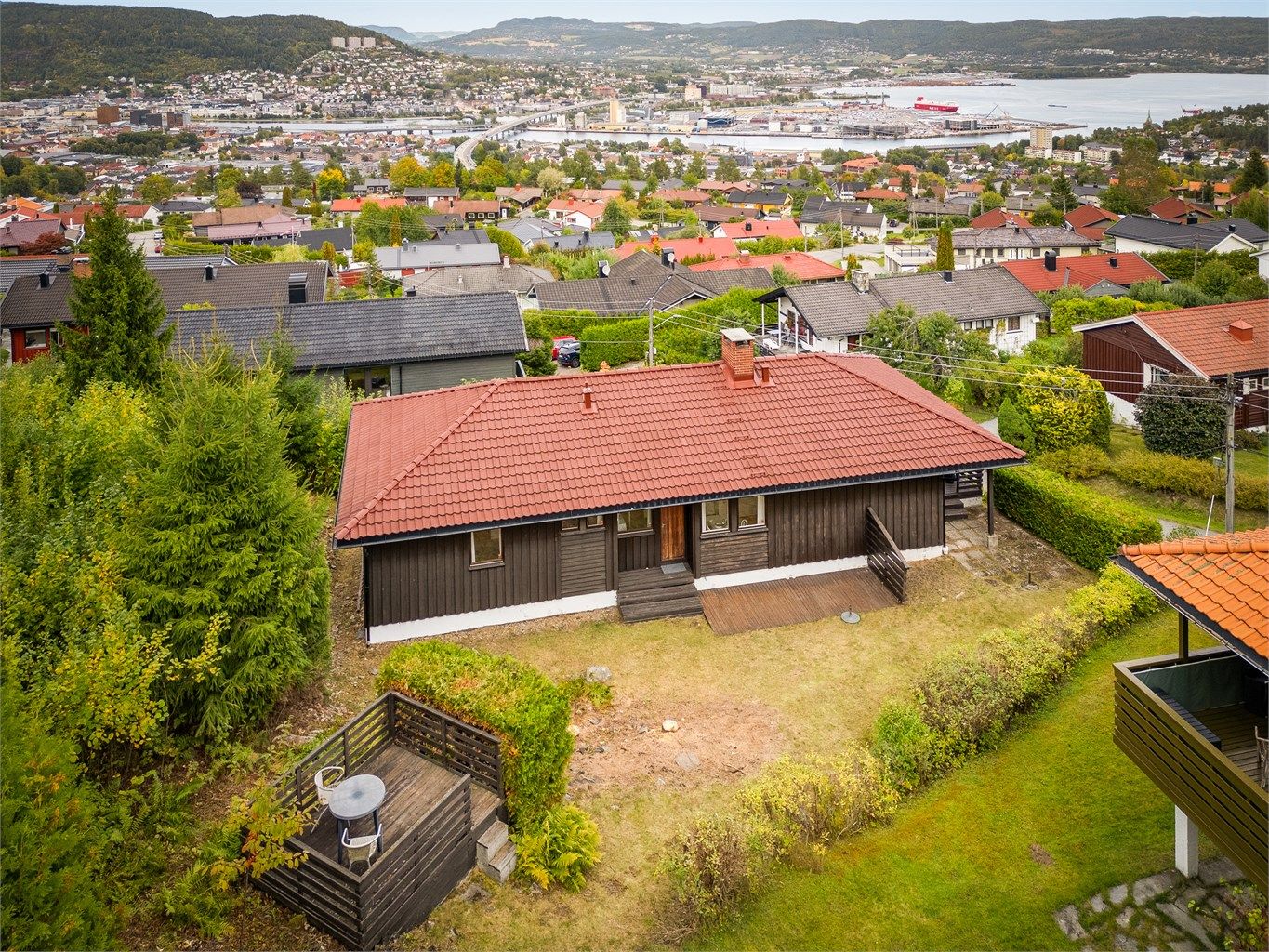 Tomten er opparbeidet med gressplen, hekk, trær, prydbusker og diverse beplantninger.