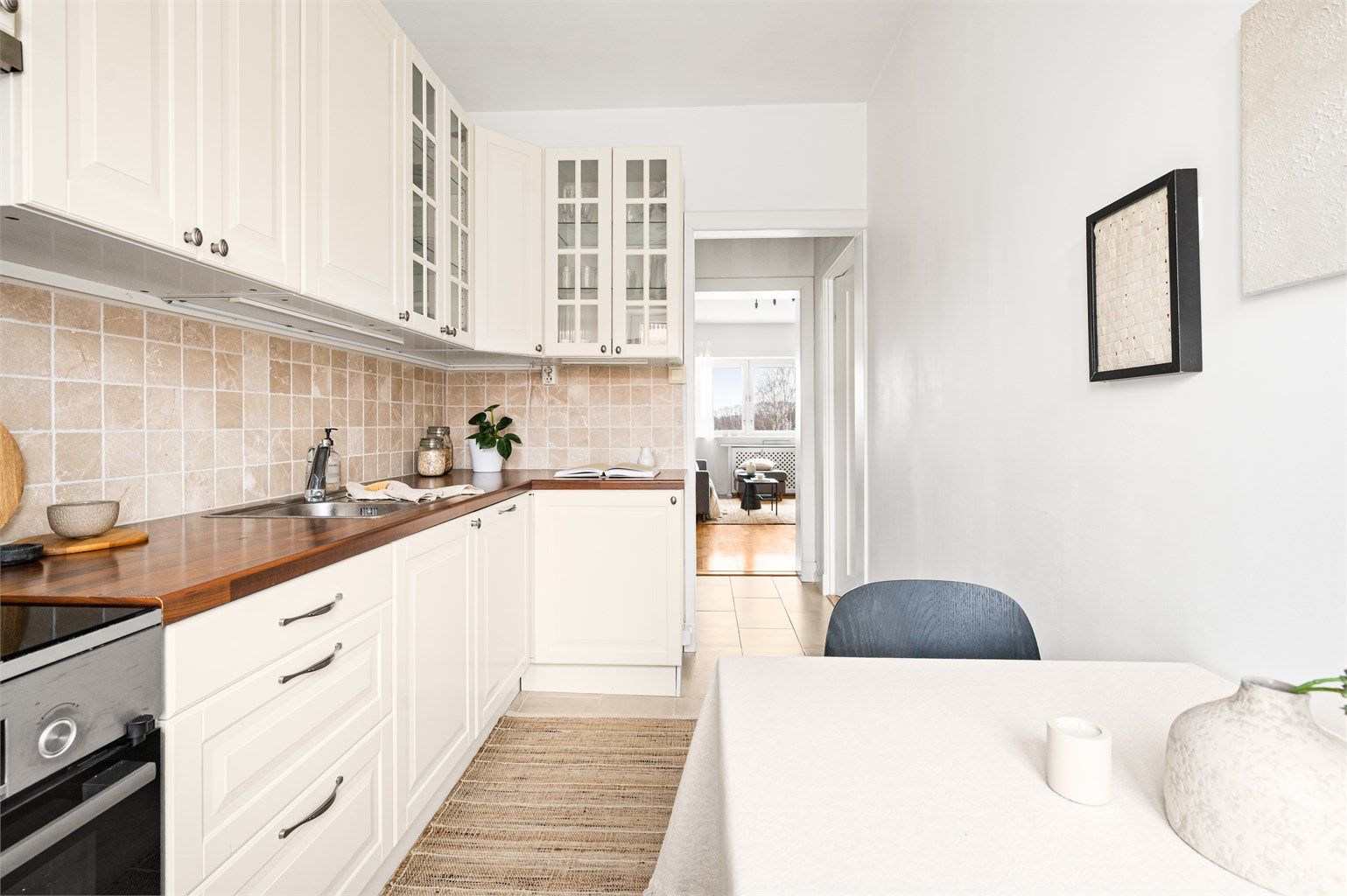 Vegger og himling er utført i malte flater. Kjøkkeninnredningen består av profilerte fronter og benkeplate i laminat, med nedfelt oppvaskkum i rustfritt stål og ettgreps armatur. 