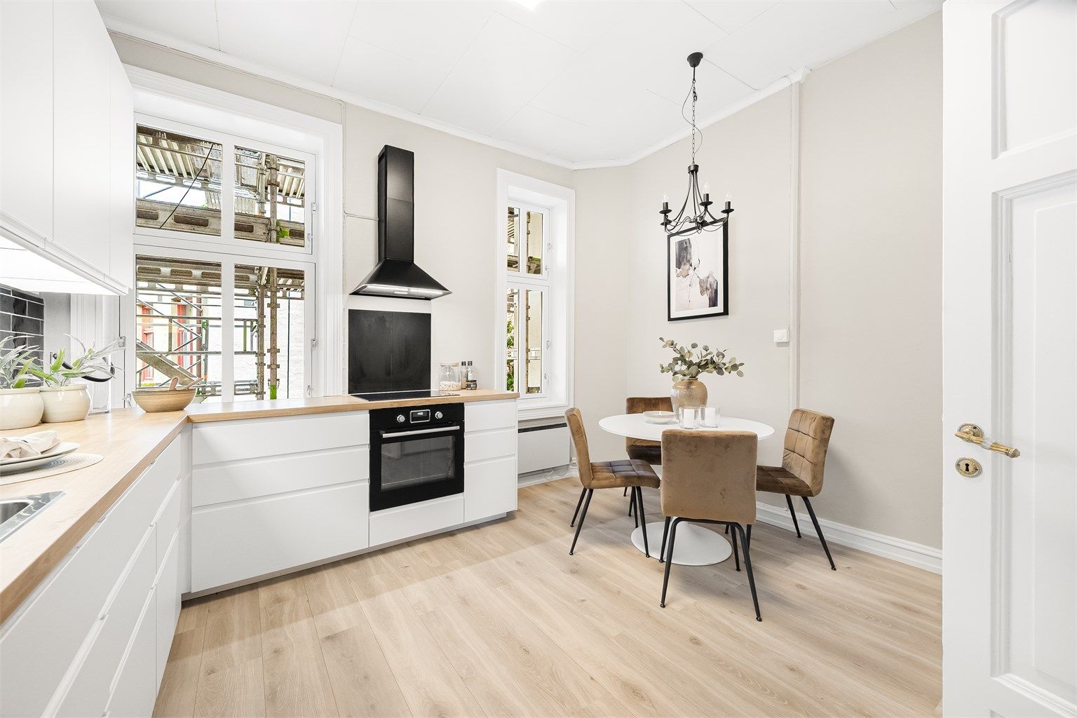 Kjøkkenet er utstyrt med integrerte hvitevarer som stekeovn med platetopp, oppvaskmaskin og frittstående kjøleskap med fryser som medfølger salget.