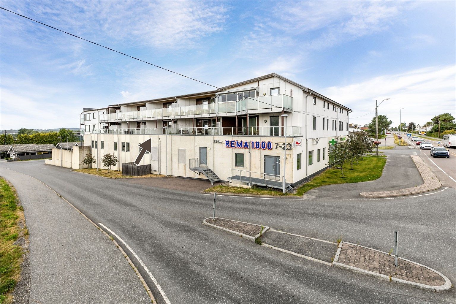 Leiligheten er én av totalt 28 andelsboliger i Rygge Torg borettslag, midt i Halmstad. Heis i bygget gir enkel adkomst.