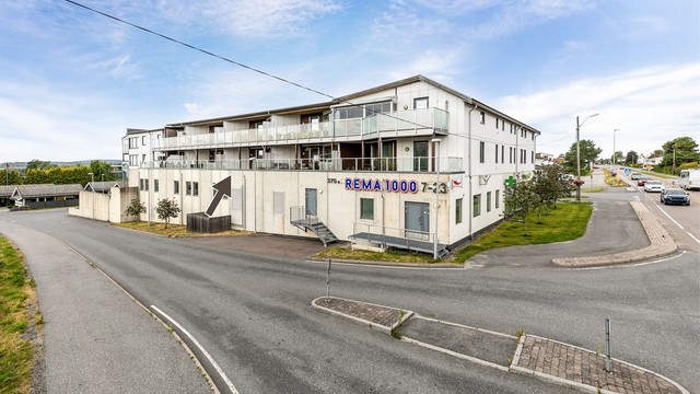 Leiligheten er én av totalt 28 andelsboliger i Rygge Torg borettslag, midt i Halmstad. Heis i bygget gir enkel adkomst.