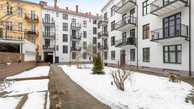 Hyggelig bakgård for borettslaget. Tomt opparbeidet med busker, trær, diverse beplantning, plenområder, sykkelparkering, hellebelagt og asfalterte internveier.