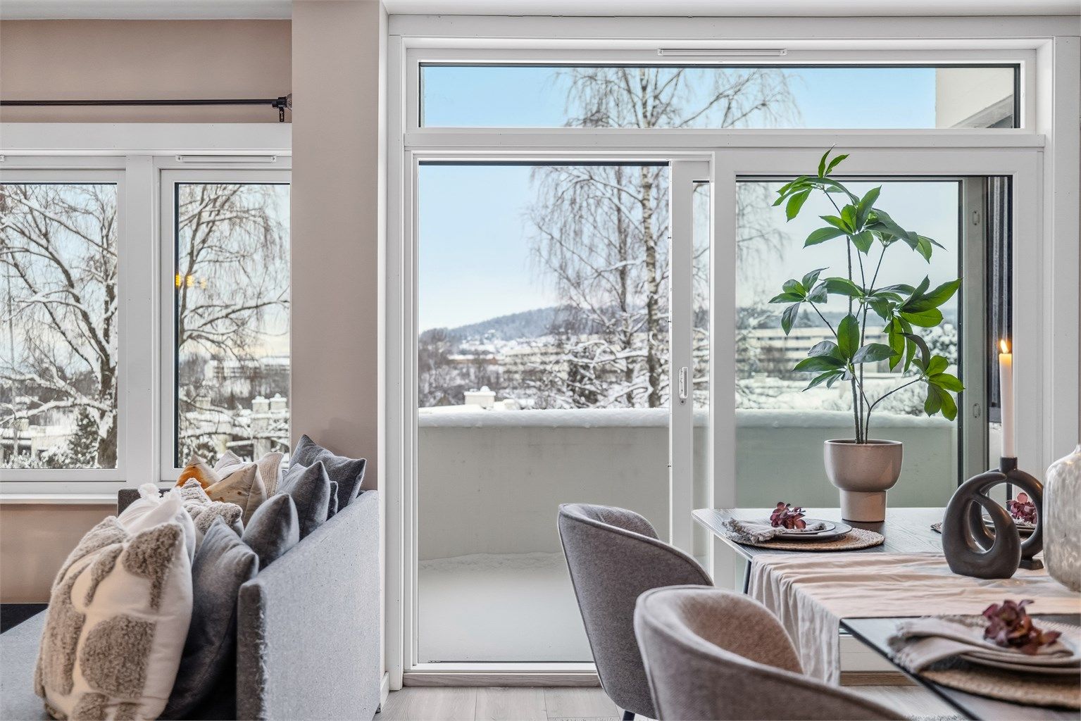 En ny heve-skyvedør fra 2024 med tre-lags glass åpner opp mot balkongen.