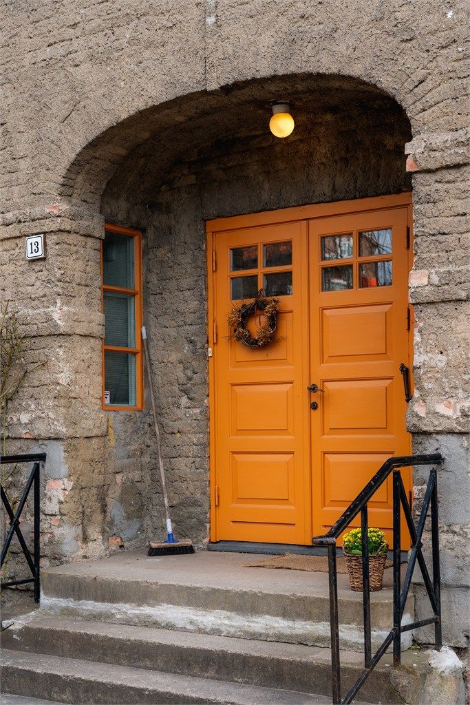 Leiligheten ligger i en klassisk bygning fra 1922, som en del av den ærverdige og bevaringsverdige Lille Tøyen Hageby.