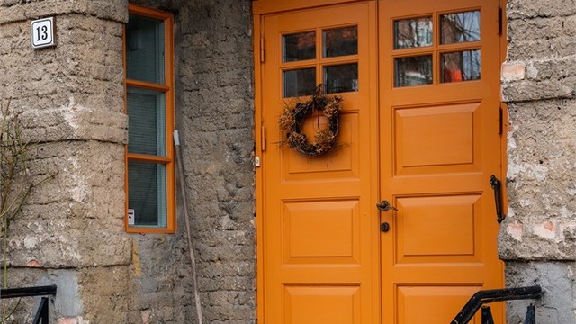Leiligheten ligger i en klassisk bygning fra 1922, som en del av den ærverdige og bevaringsverdige Lille Tøyen Hageby.