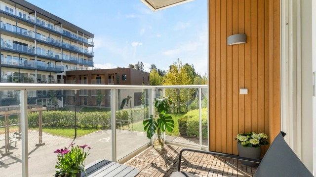 Rekkverk i metall og glass gir en åpen følelse og godt utsyn fra uteplassen.