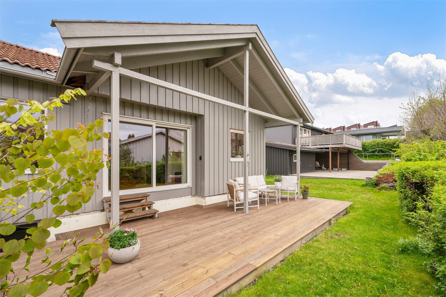 Her har man god plass til ønsket utemøblement og grill. 