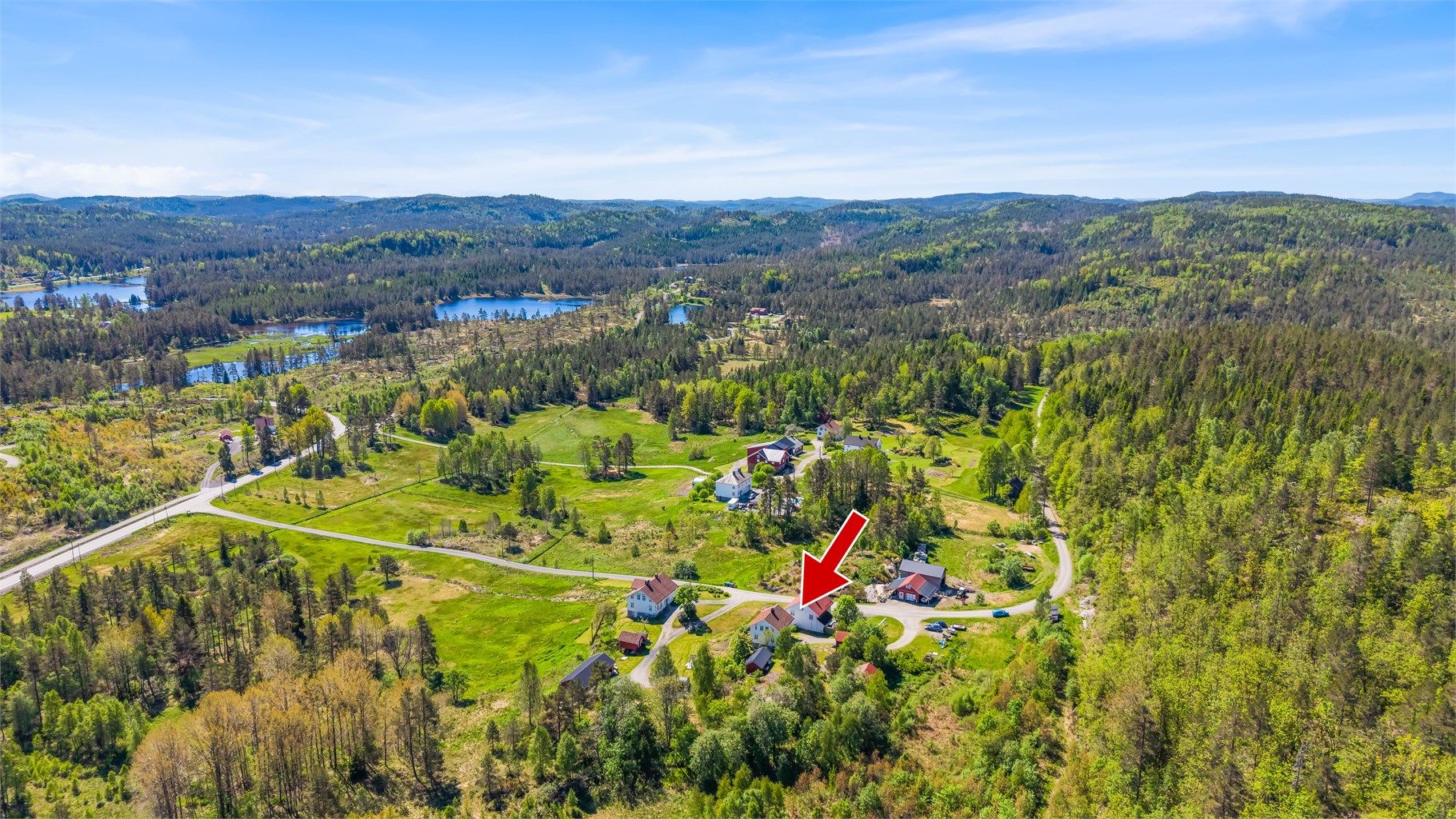 Landlig og naturskjønn beliggenhet i Vegårshei kommune.