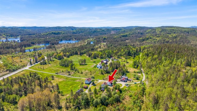 Landlig og naturskjønn beliggenhet i Vegårshei kommune.