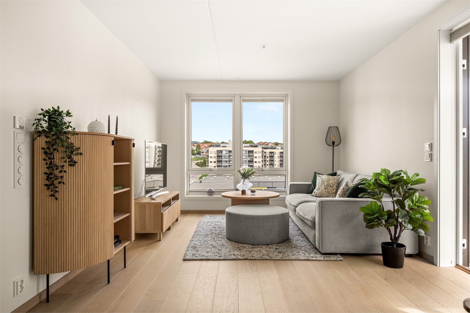 Store vindusflater fra 2022 med 3-lags glass gir rikelig med naturlig lys. Foto: Martine Eren Studio