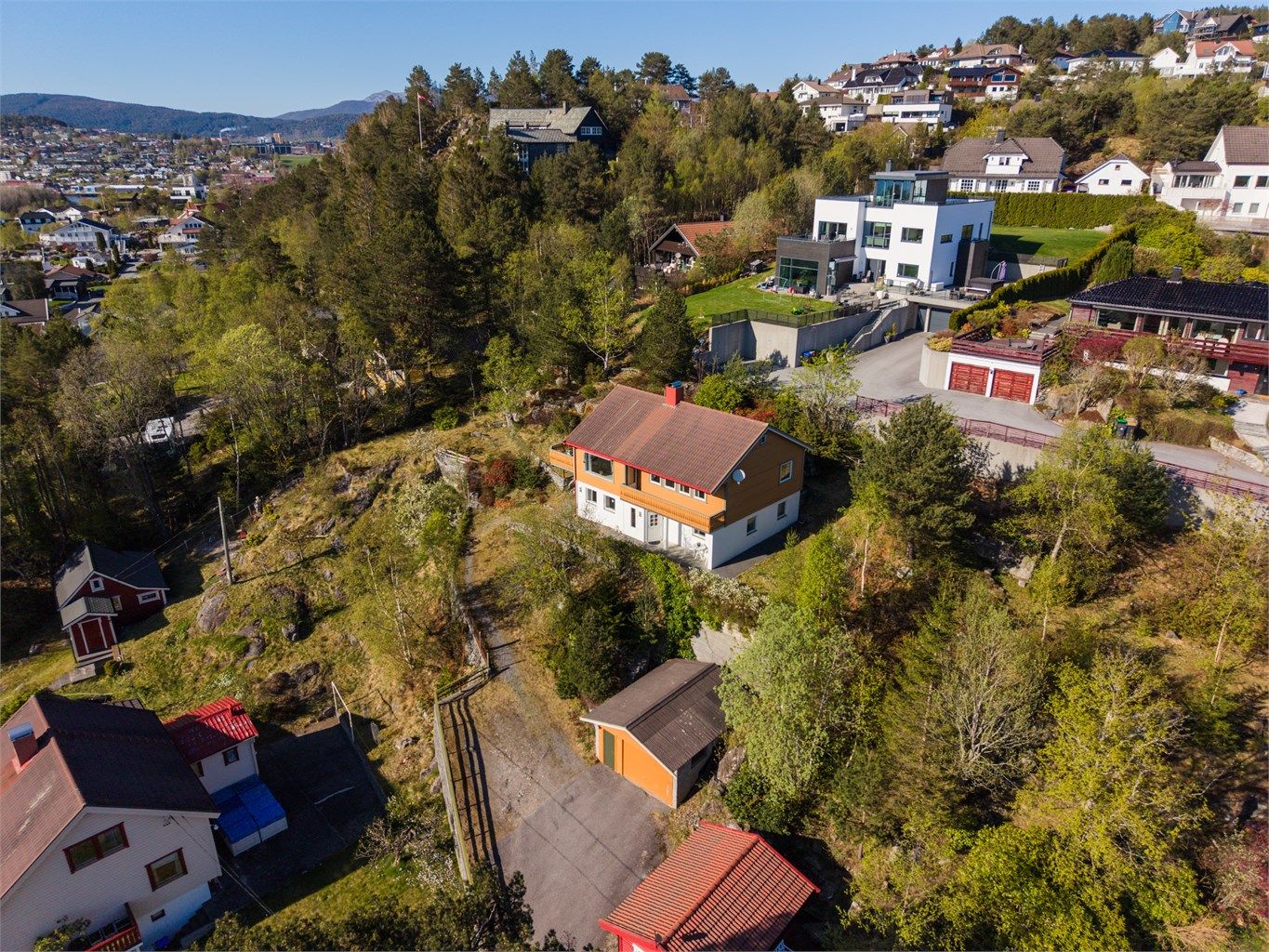 Granlia er kjent som et attraktivt og barnevennlig boligområde, preget av lite gjennomgangstrafikk og nærhet til handel- og fritidsfunksjoner