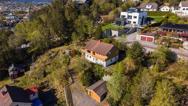 Granlia er kjent som et attraktivt og barnevennlig boligområde, preget av lite gjennomgangstrafikk og nærhet til handel- og fritidsfunksjoner
