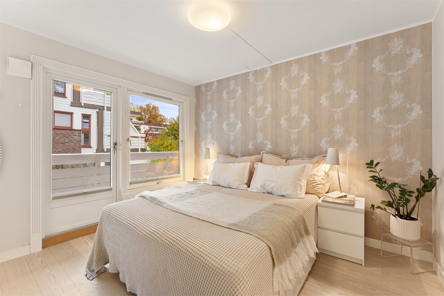 Hovedsoverom med stor garderobe og utgang til den andre balkongen