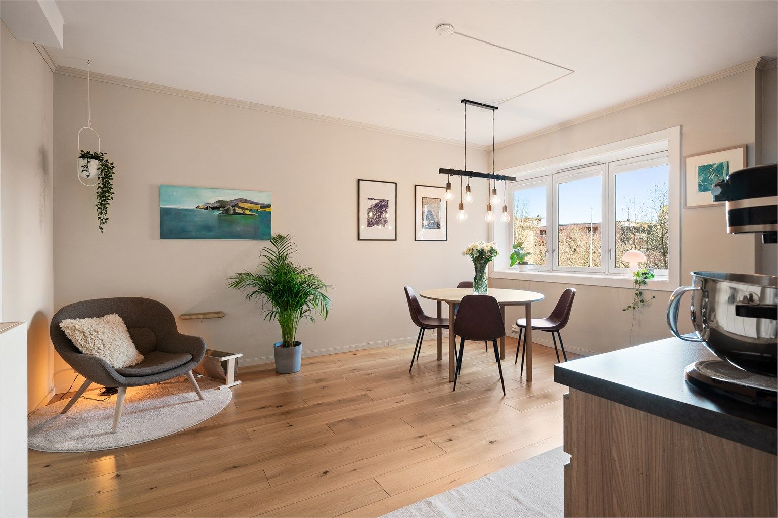 Her får du et svært romslig kjøkken med innredning fra 2016. 