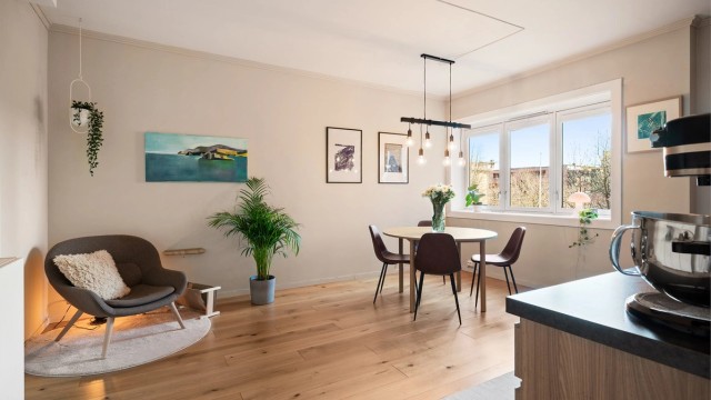 Her får du et svært romslig kjøkken med innredning fra 2016.