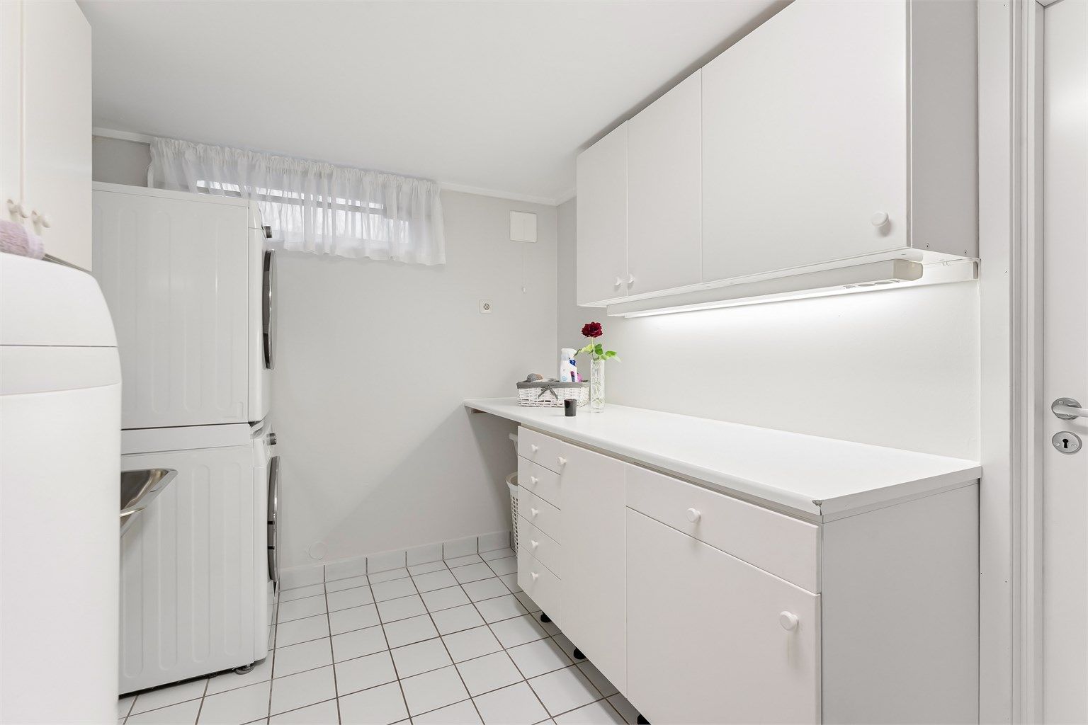 Her er det dusjkabinett, opplegg for vaskemaskin og en varmtvannsbereder på 198 liter fra 2015.