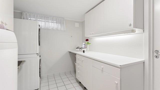 Her er det dusjkabinett, opplegg for vaskemaskin og en varmtvannsbereder på 198 liter fra 2015.