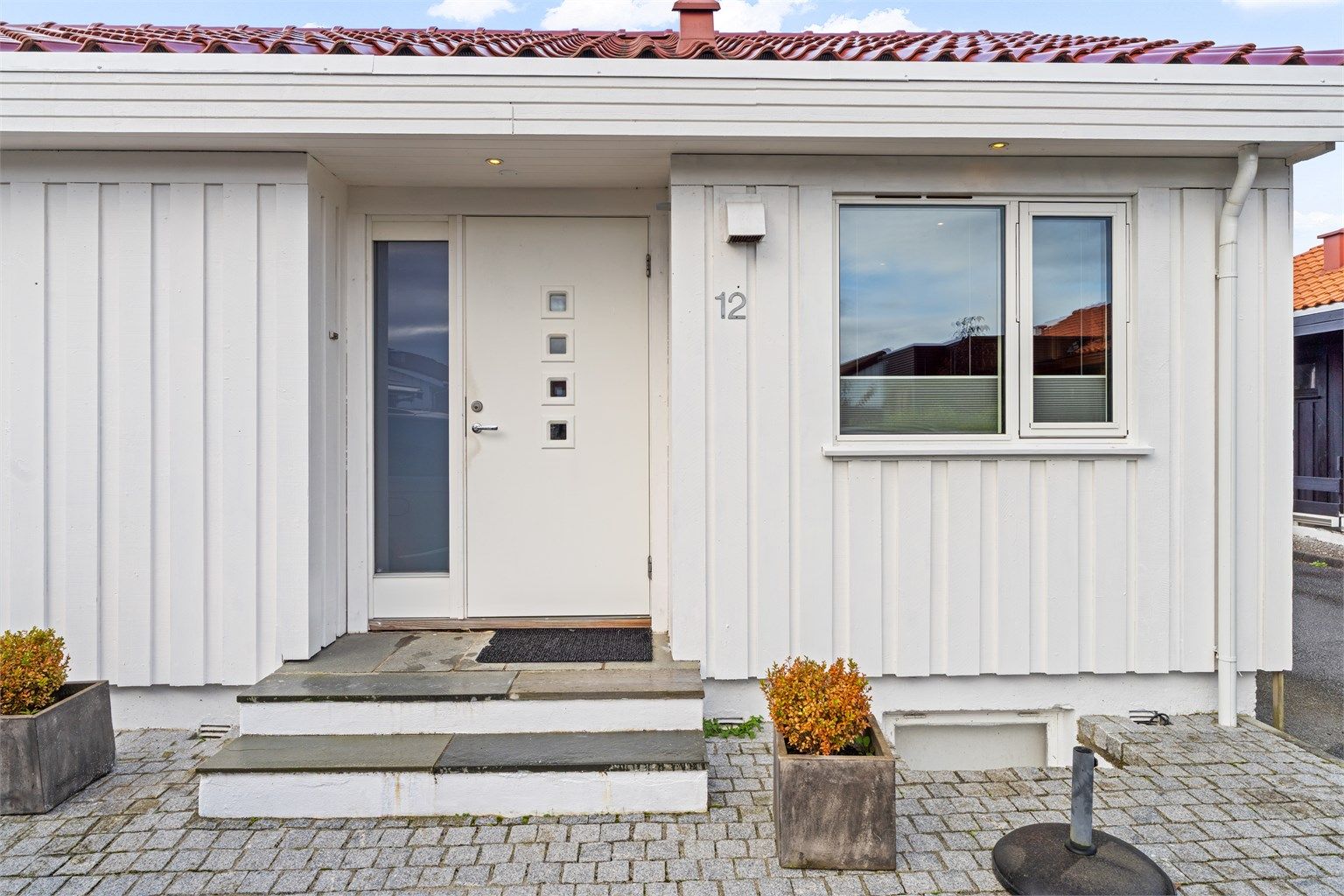 Inngangsparti med trapp i betong og skifer