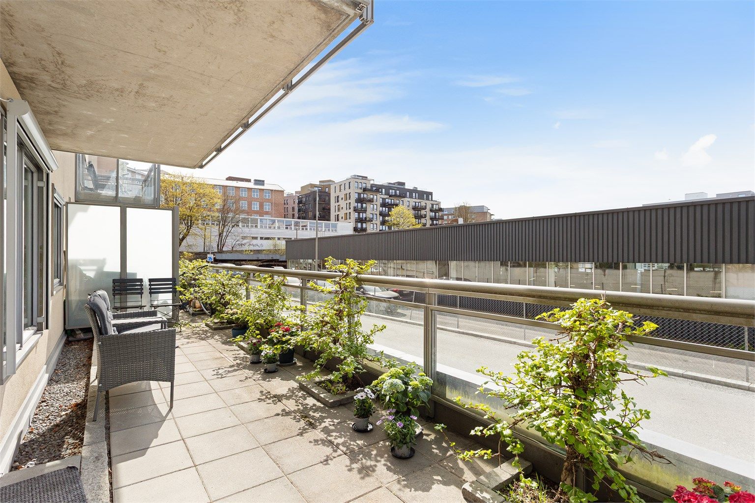 Fra stuen har du utgang til en sydvestvendt terrasse på ca. 20  kvm.