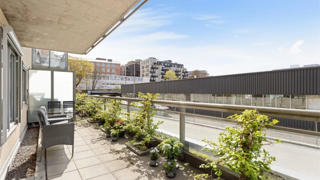 Fra stuen har du utgang til en sydvestvendt terrasse på ca. 20 kvm.