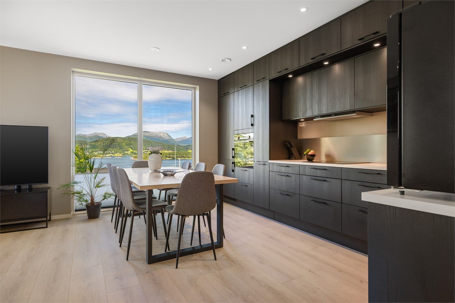 Flott og moderne kjøkkeninnredning med god skapplass og ekstra overskap mot tak