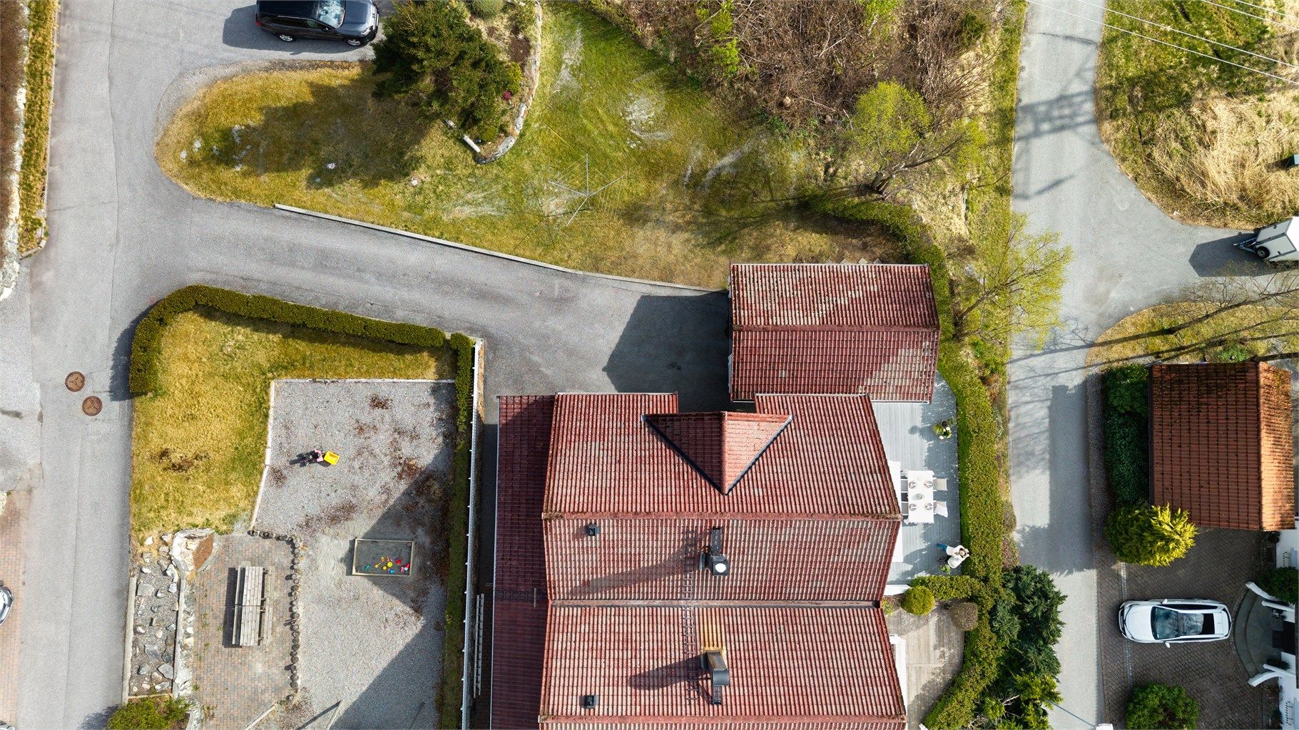 Dronebilde av eiendommen sett fra fugleperspektiv