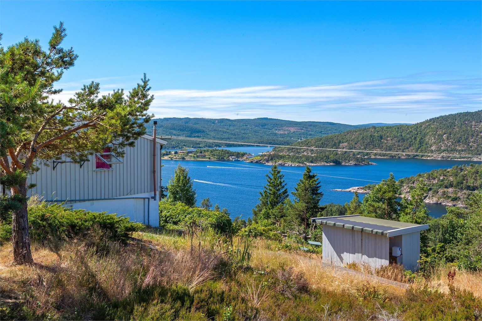 Eiendommen ligger høyt og fritt i terrenget, med gode solforhold.