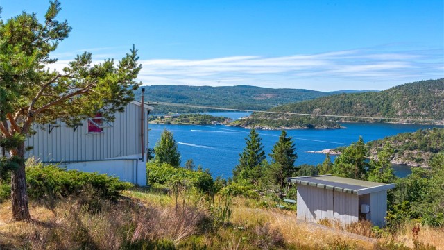 Eiendommen ligger høyt og fritt i terrenget, med gode solforhold.