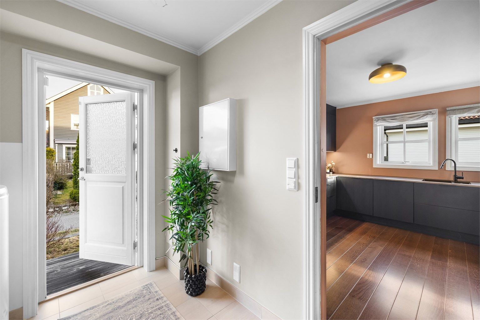 Fra vaskerommet er det direkte tilgang til kjøkkenet, noe som forenkler hverdagslogistikken.